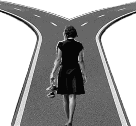 Colagem: mulher de costas diante de uma estrada que se divide em duas