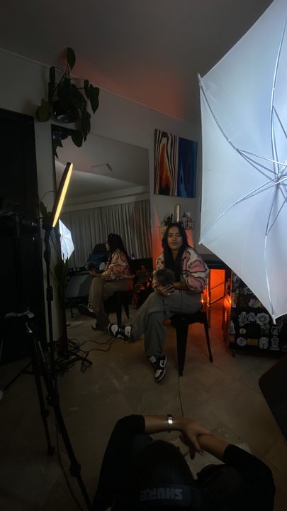 Bastidores de um ensaio fotográfico com sombrinha de luz